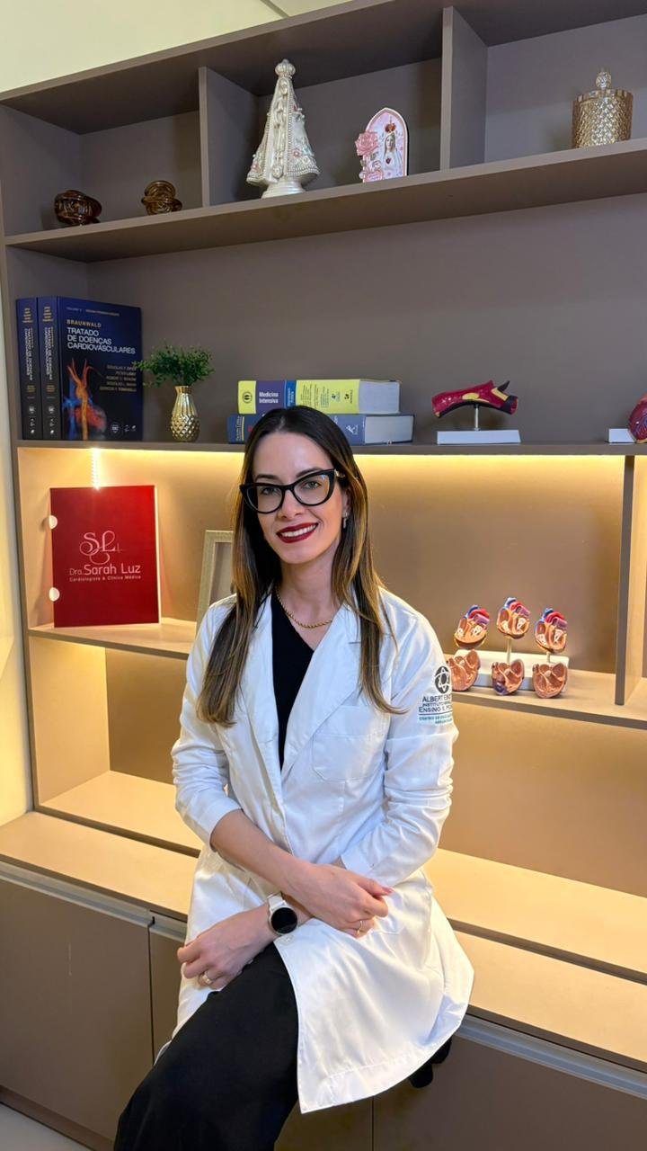 Foto profissional da Dra. Sarah Luz, médica cardiologista em Picos - PI